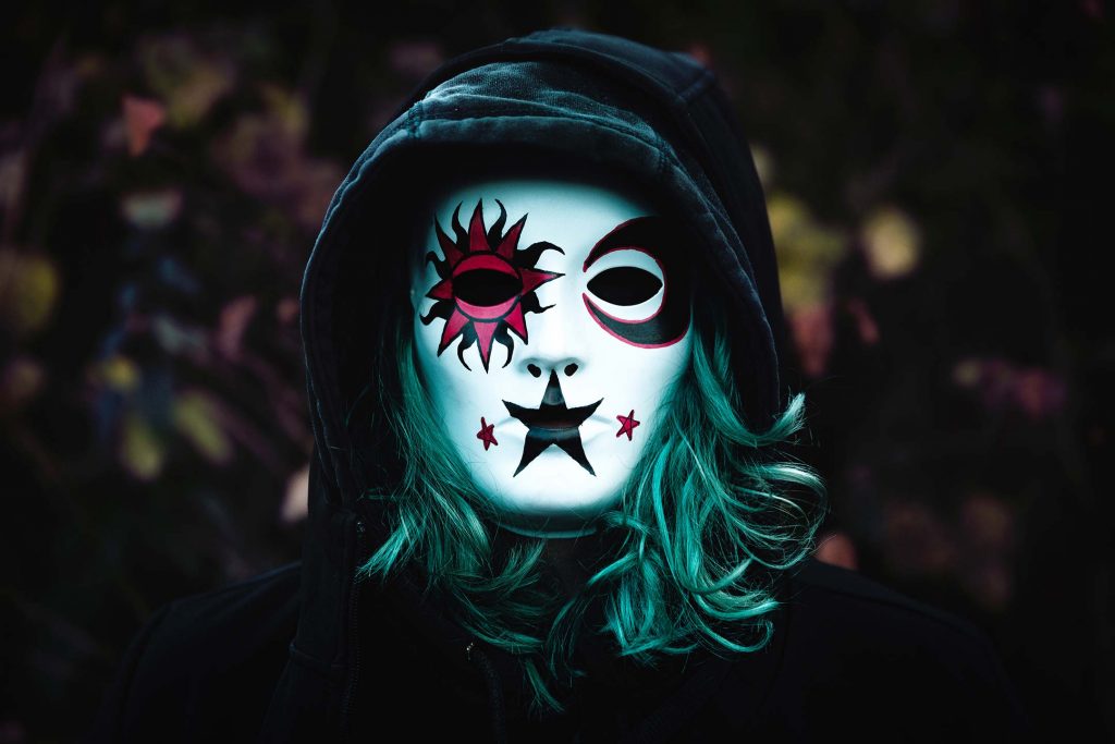 Person mit Maske